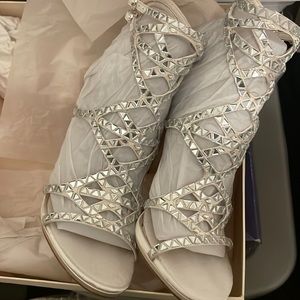 New never worn Vince Camuto heels